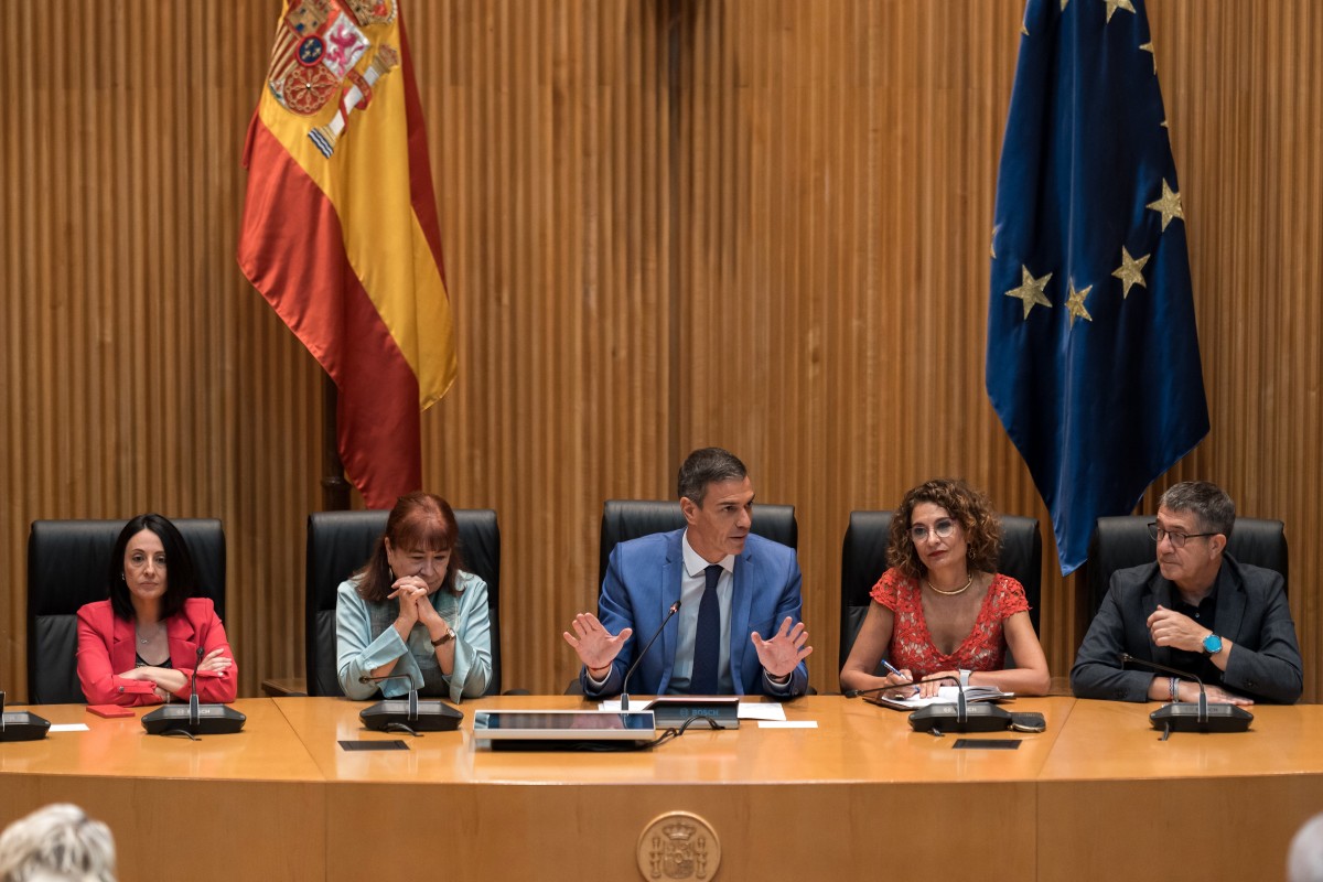 El president del Govern, Pedro Sánchez, acompanyat per la vicepresidenta del Govern i ministra d'Hisenda, María Jesús Montero, el portaveu del grup socialista al Congrés, Patxi López, i per la presidenta del PSOE, Cristina Narbona, presideix la