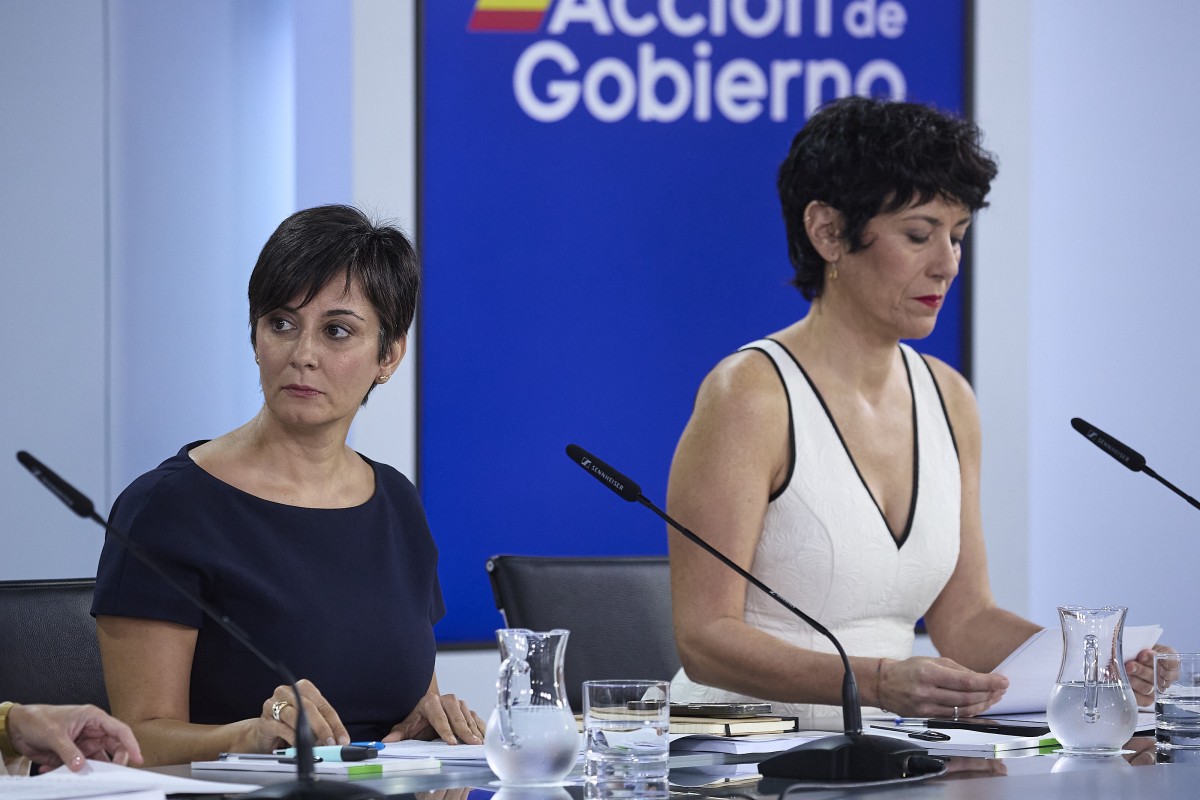 La ministra de Vivienda, Isabel Rodríguez (i) y la ministra de Inclusión, Seguridad Social y Migraciones, Elma Saiz (d), durante una rueda de prensa posterior a la reunión del Consejo de Ministros, en el Palacio de la Moncloa, a 16 de septiembre, en Madri