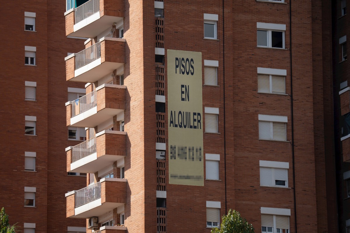 Archivo - Cartel de alquiler de viviendas en la fachada de un edificio.