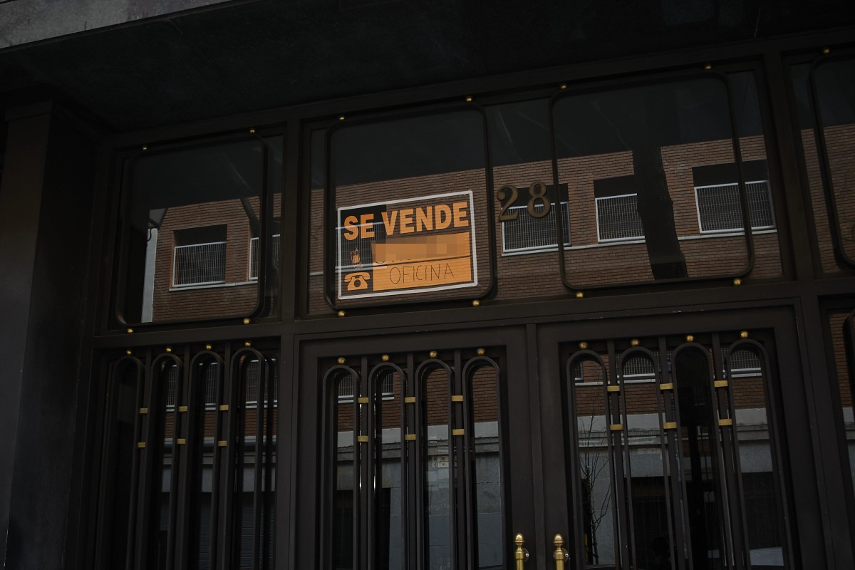 Archivo - Anuncio de una oficina en venta en el barrio de Almagro