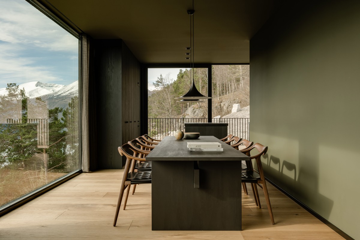 En el interior, se apostó por materiales y tonos que prolongaran la conexión con el entorno natural, como los suelos de madera y las paredes en tonos verde bosque.
