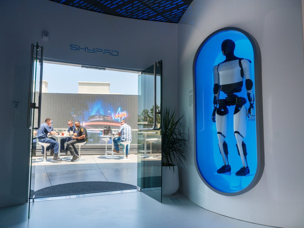 El Skypad de la planta superior se alcanza mediante una escalera curva custodiada por robots Tesla Optimum.