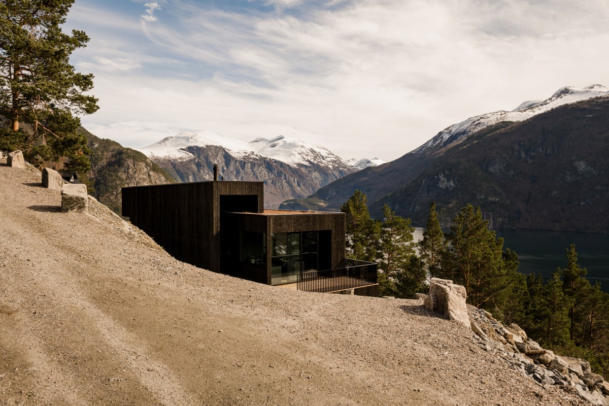 El acceso a la vivienda es una experiencia en sí misma, pues se realiza por un sendero estrecho que serpentea entre afloramientos rocosos hasta encontrarte con la casa.