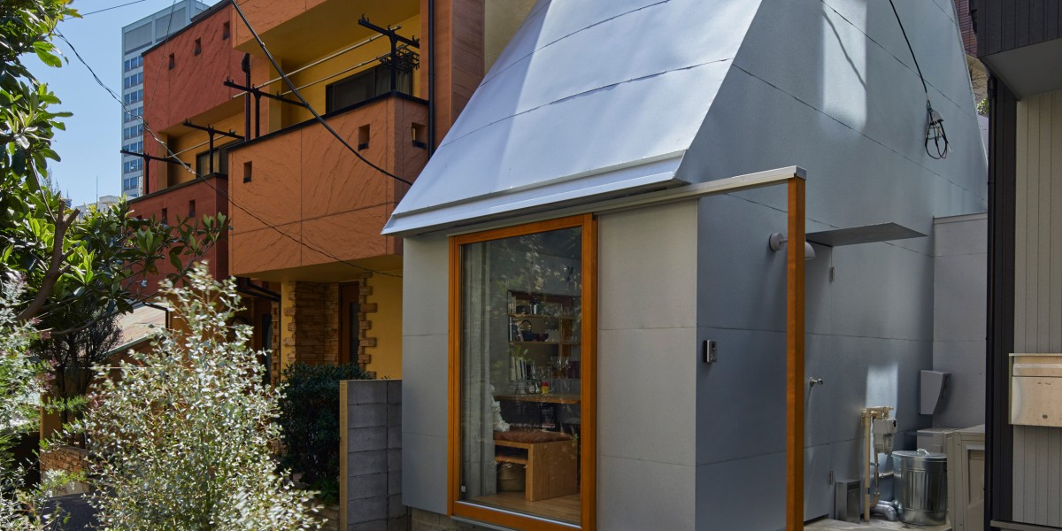 Todo su exterior, tanto las paredes planas como en sus techos curvos, está recubierto con paneles de aluminio galvanizado.