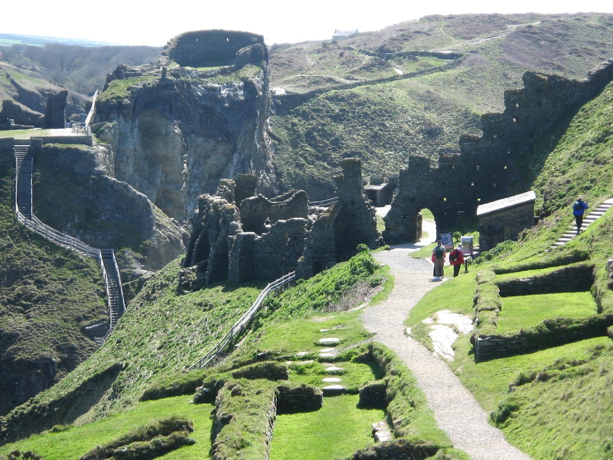 Murallas y paisaje del castillo de Tintagel.