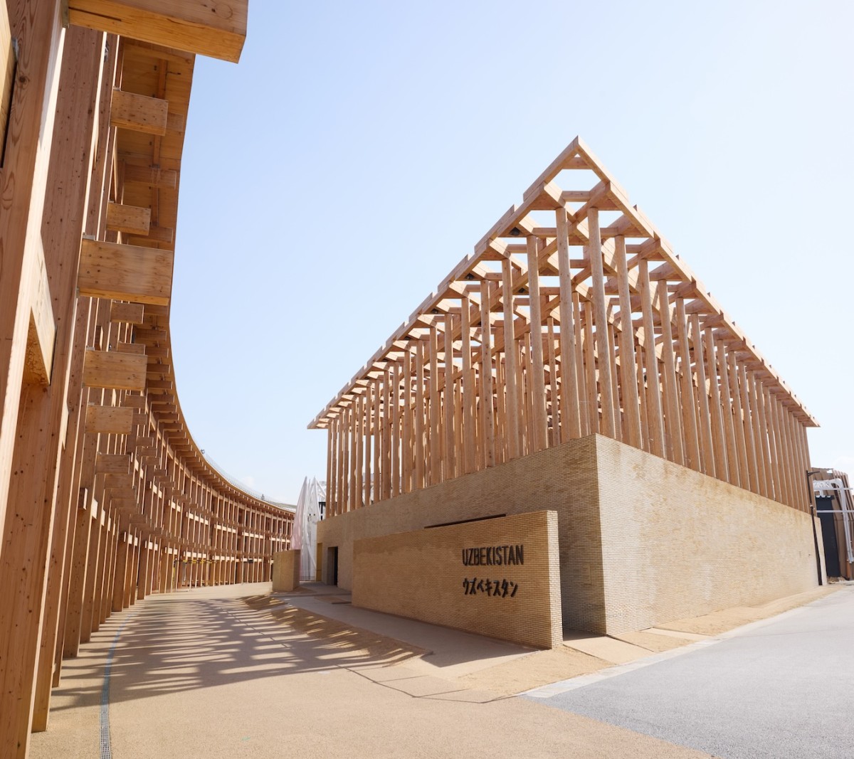 El edificio está ubicado en una de las parcelas más pequeñas del recinto, en forma de triángula, y fue ocupada en su totalidad.
