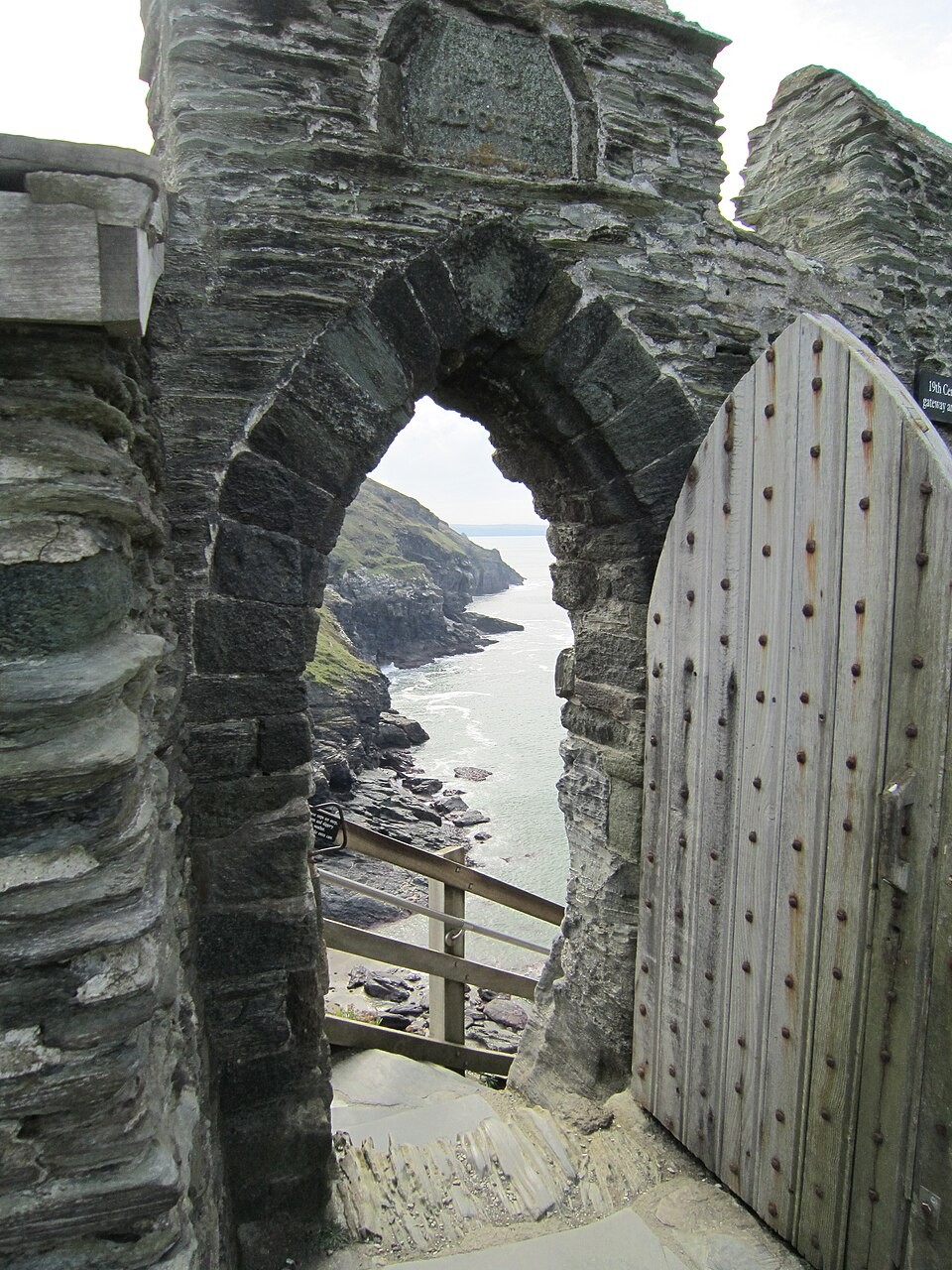 Puerta del castillo, uno de los elementos más peculiares de la ruina.