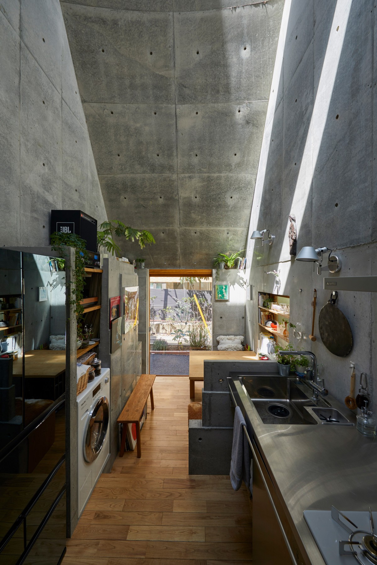 Una gran puerta corredera que abre la sala principal hacia la calle, integrando el interior con el exterior.