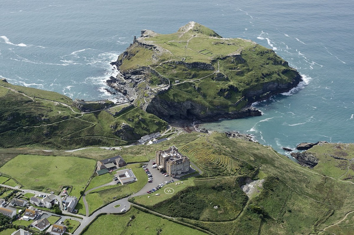 Vista aérea del tómbolo, con el castillo de Tintagel y, en primer plano, el Hotel Castillo de Camelot, levantado en 1899.