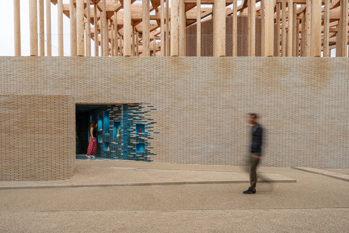 El nivel inferior está recubierto con ladrillos recuperados de distintas regiones de Japón que representa el suelo fértil.