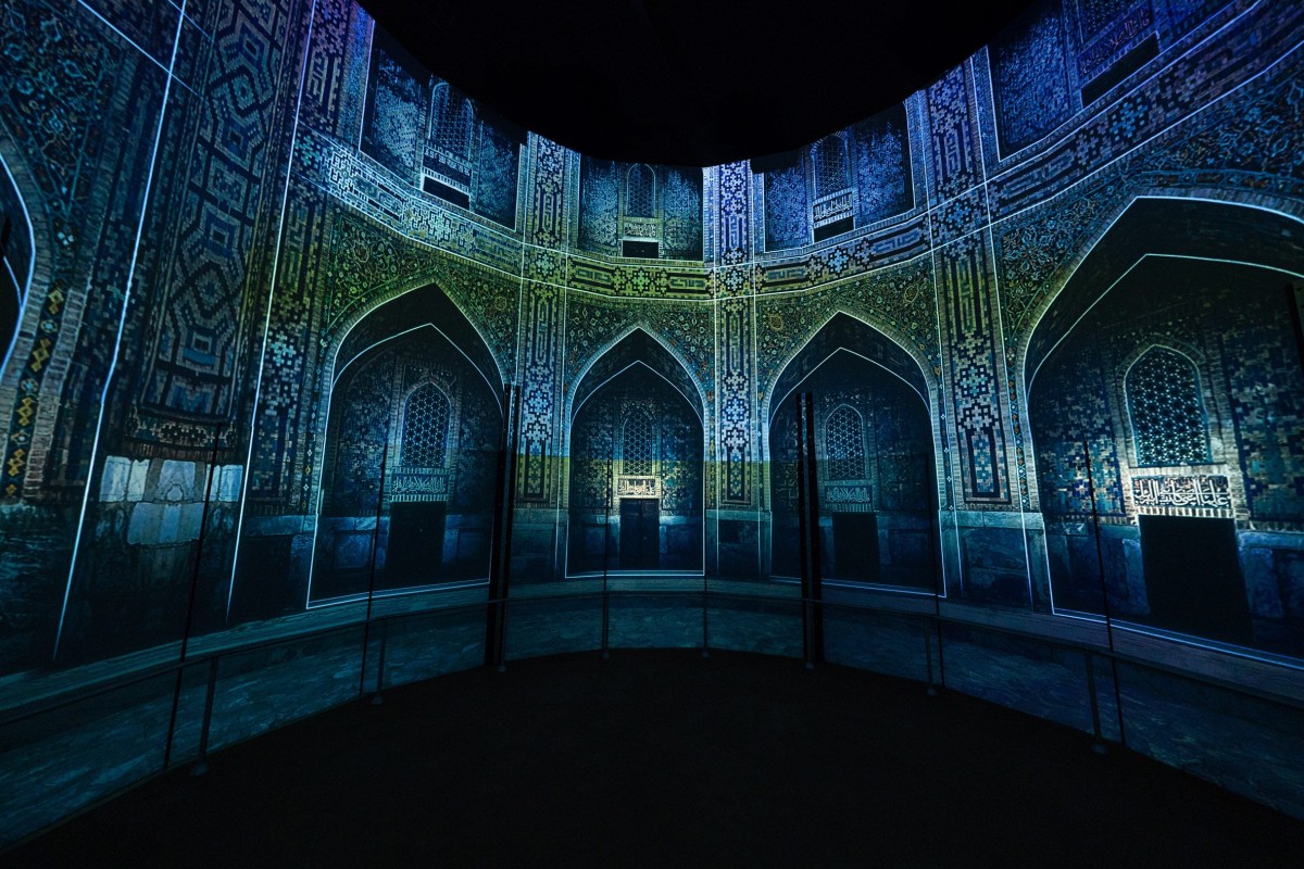 En el corazón del espacio se ubica una plataforma móvil donde se realizan proyecciones envolventes y paisajes sonoros.