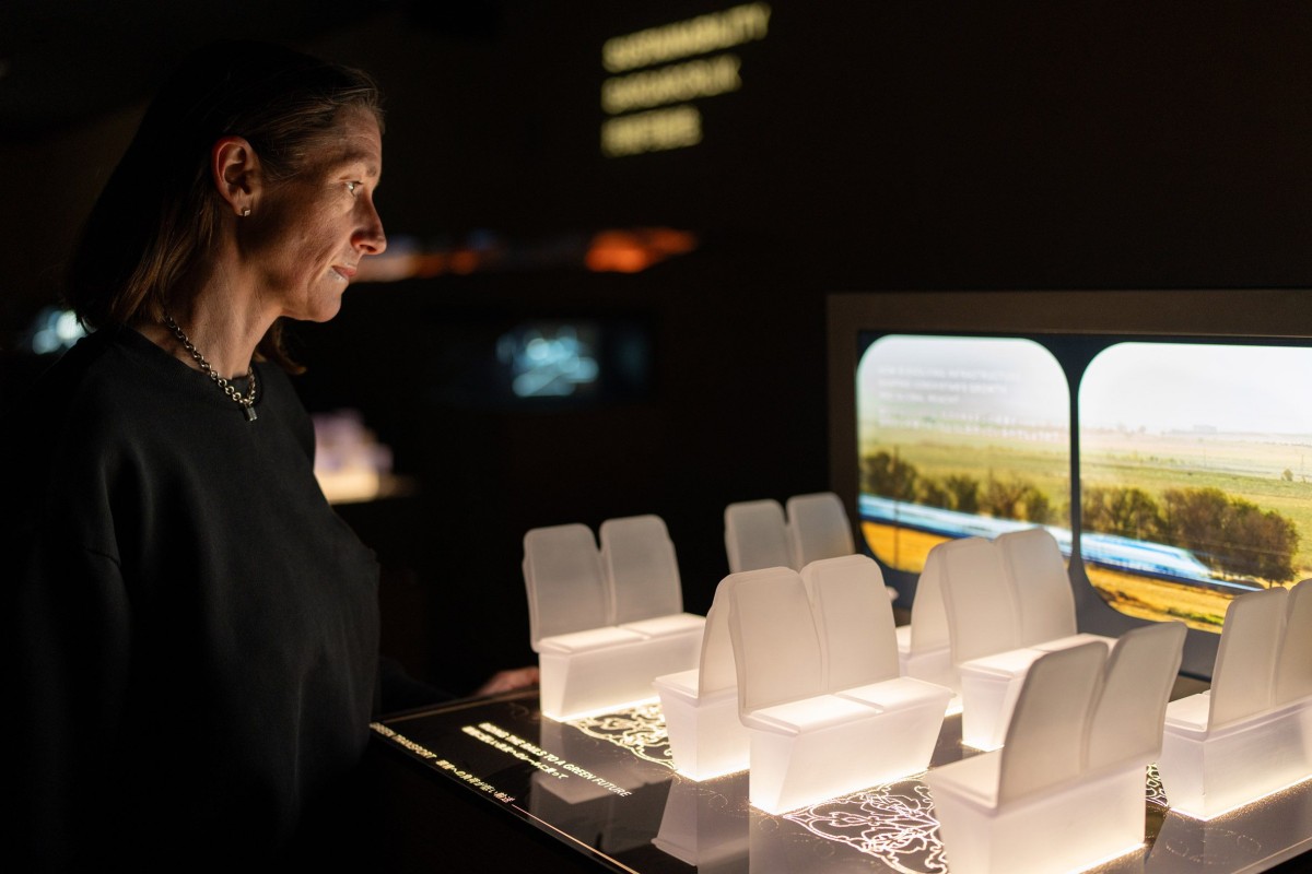 La planta baja alberga instalaciones multimedia centradas en la sostenibilidad, la educación y la innovación.