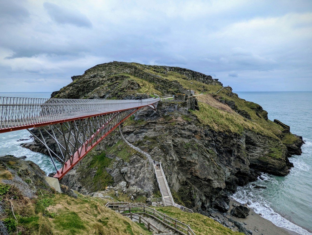 En la actualidad, los visitantes pueden acceder al tómbolo mediante un puente moderno o por un pequeño puente de madera situado cerca del mar.