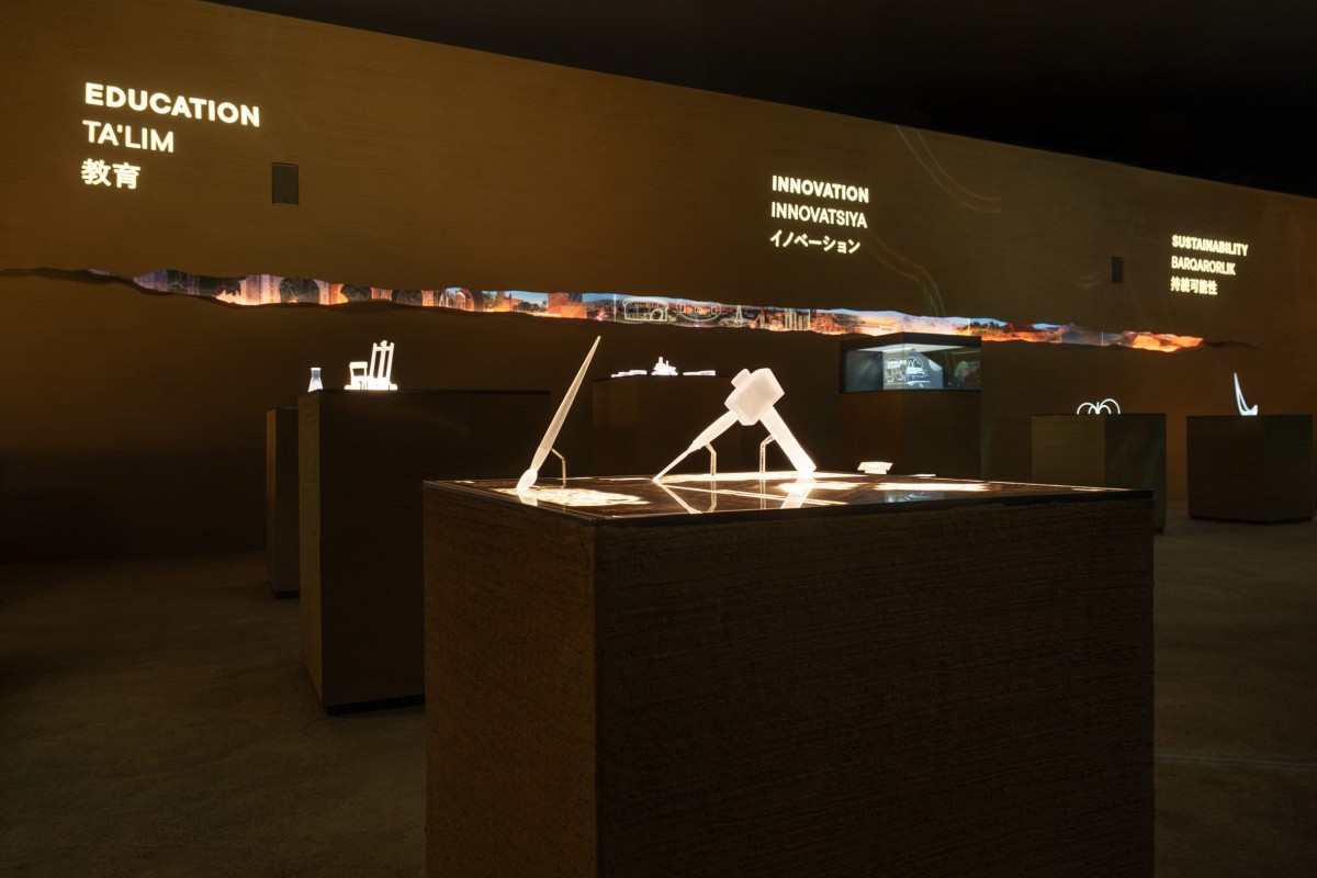 El interior del pabellón propone un viaje que combina la herencia cultural con los retos de la modernidad. 