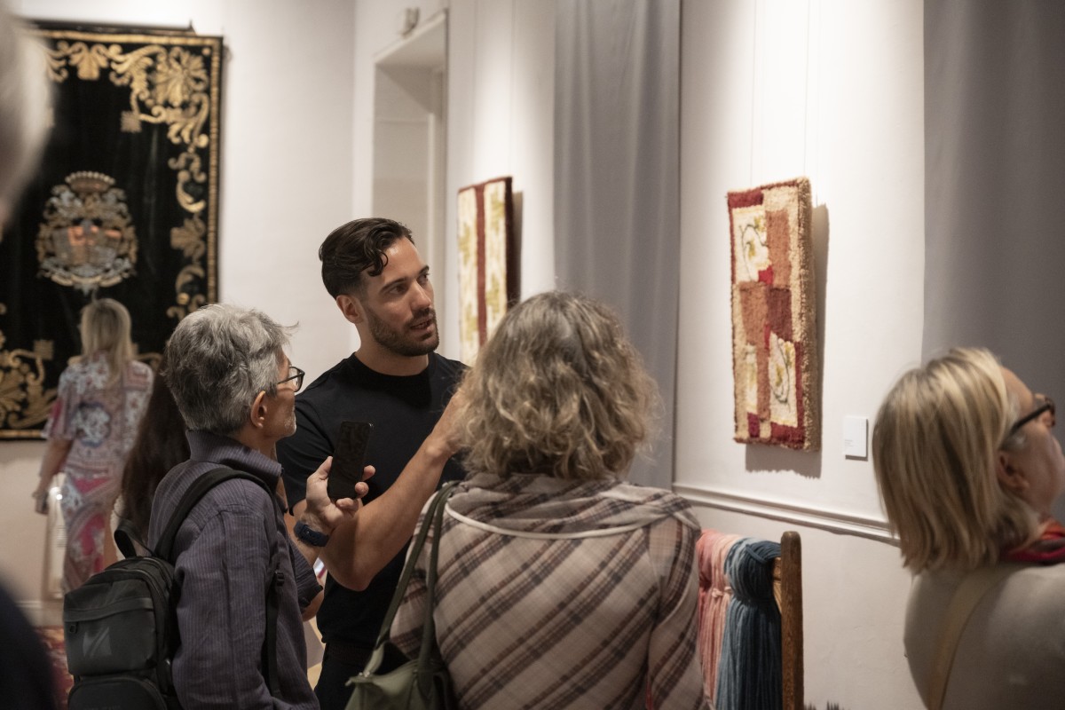 Gianluca Lattuada explicando sus obras