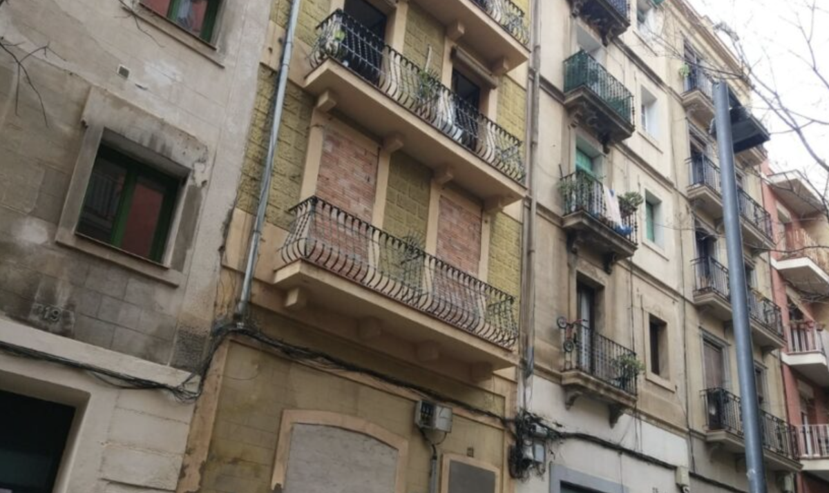 Barcelona compra un edifici tapiat a Gràcia per més de 2 milions