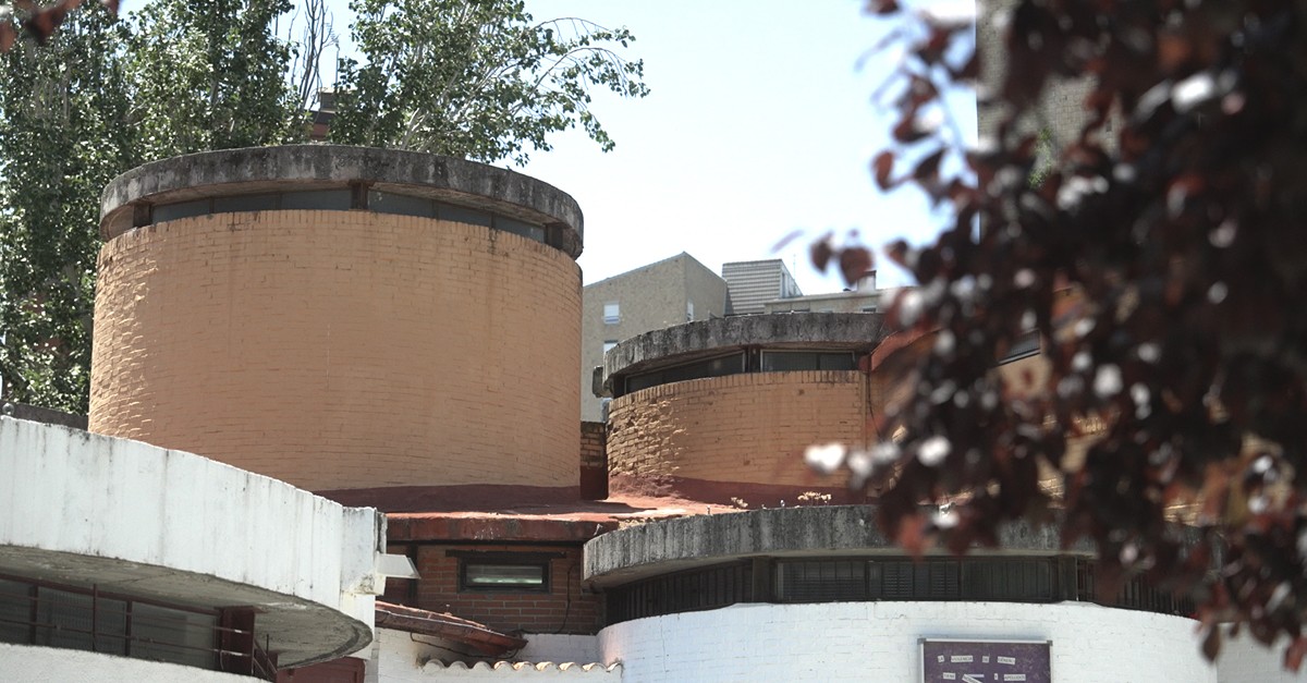 Imagen de los pabellones circulares del Colegio Lourdes