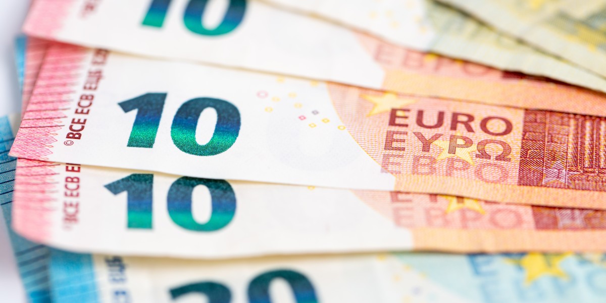 cuanto dinero tener en casa