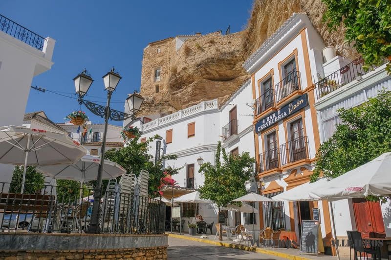 Además de sus famosas calles bajo las rocas, el municipio cuenta con un rico patrimonio histórico 
