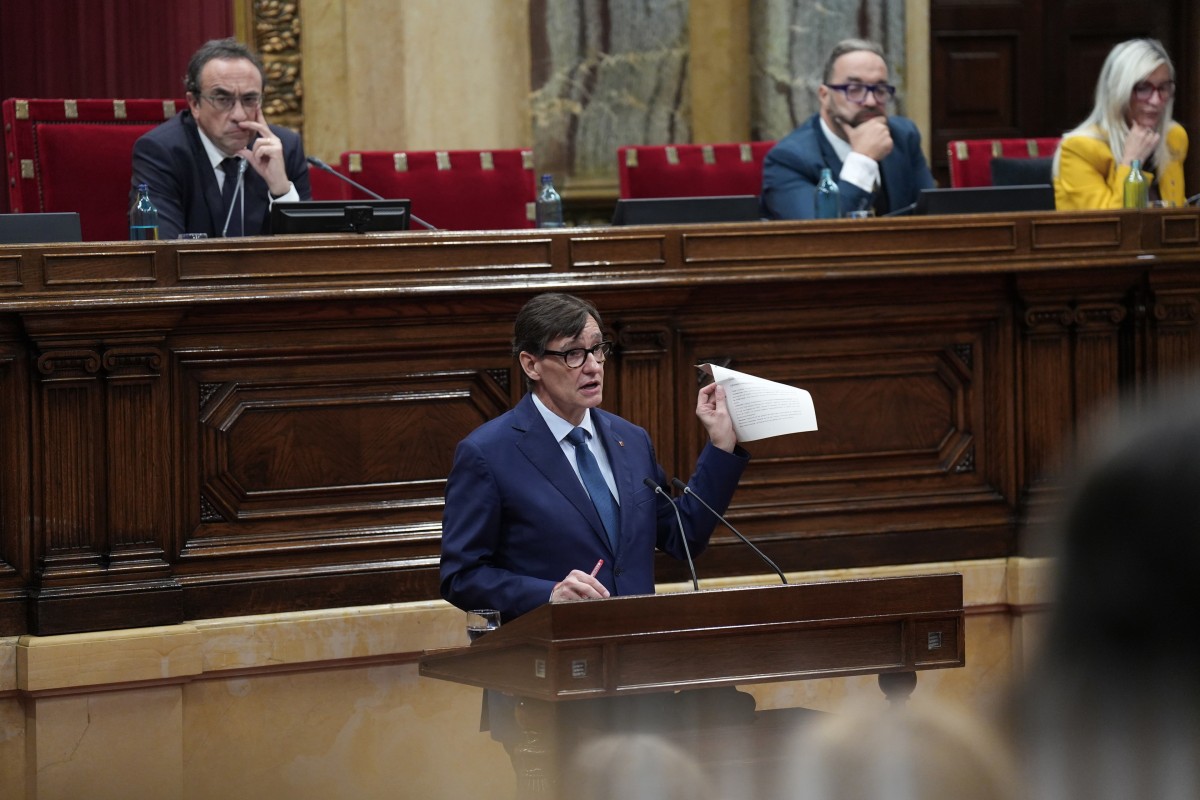 El presidente de la Generalitat, Salvador Illa, durante la primera jornada del Debate de Política General, en el Parlament de Catalunya, a 7 de octubre de 2025, en Barcelona, Catalunya (España). Con la tensión patente entre sus socios de investidura, Illa
