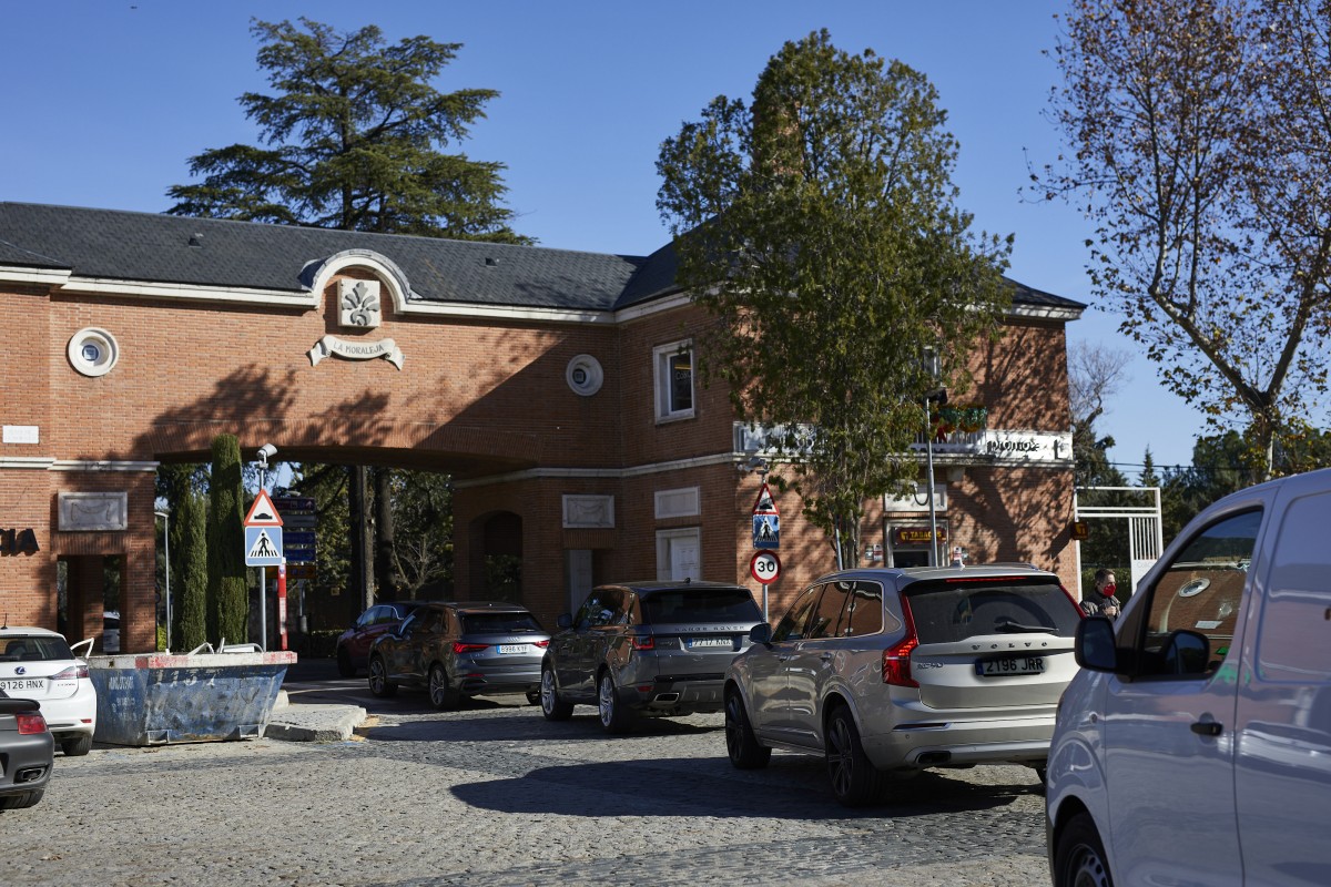 Archivo - Varios vehículos cruzan una de las entradas a La Moraleja.