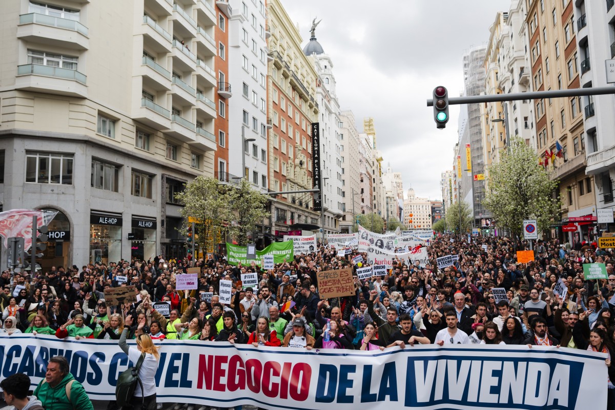 Cientos de personas durante una manifestación por la vivienda, desde Atocha, a 5 de abril de 2025, en Madrid (España). 