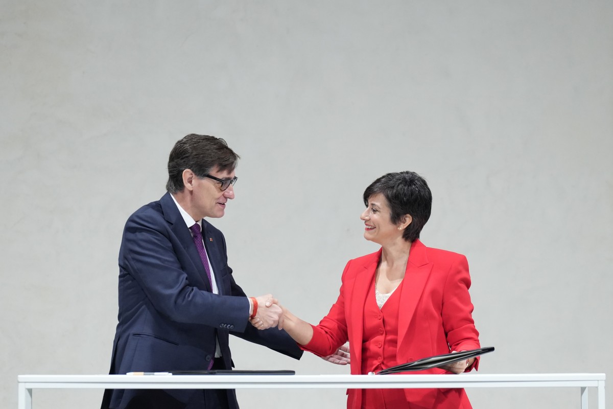 (I-D) El presidente de la Generalitat, Salvador Illa, y la ministra de Vivienda y Agenda Urbana, Isabel Rodríguez, durante la firma un protocolo para la gestión del patrimonio de la Entidad Estatal de Vivienda procedente de la Sareb, en el Palau de la Ge