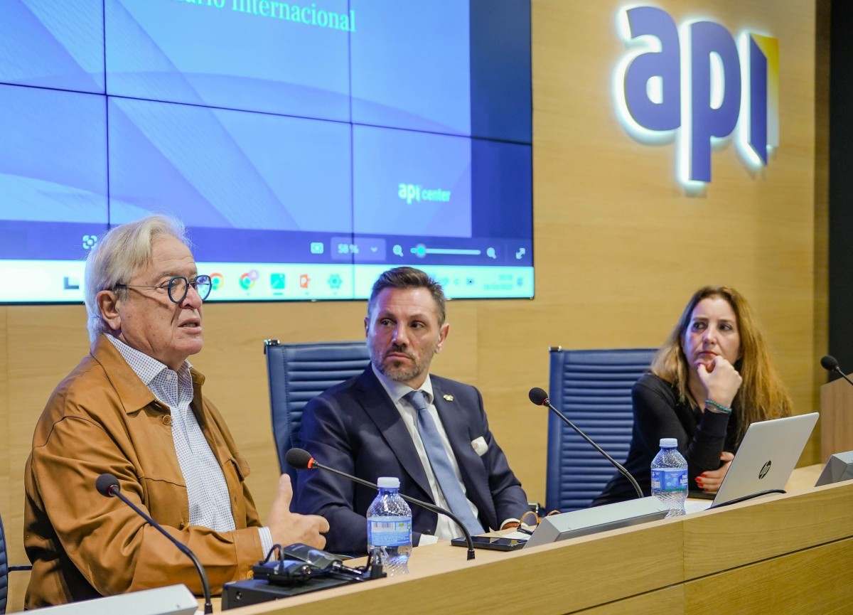 El presidente de Fiabci España, Joan Clos; el vicepresidente, Felice Tufano, y la secretaria general, Eva González-Nebreda.