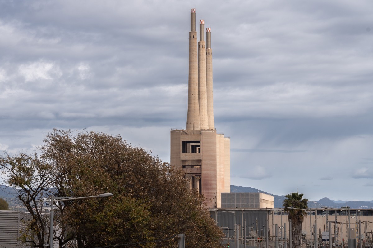 Arxiu - Vista de les Tres Xemeneies de Sant Adrià de Besòs (Barcelona).