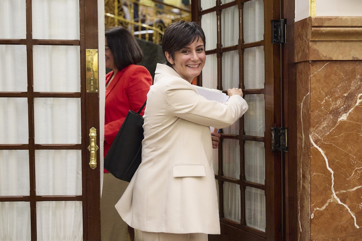 La ministra de Vivienda, Isabel Rodríguez, durante una sesión de control al Gobierno, en el Congreso, a 15 de octubre de 2025, en Madrid (España). 