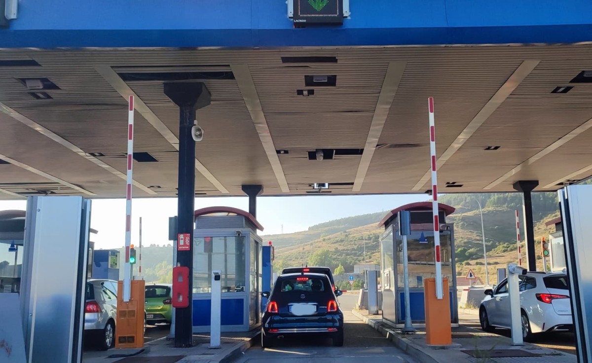 Barreras de peaje en una autopista