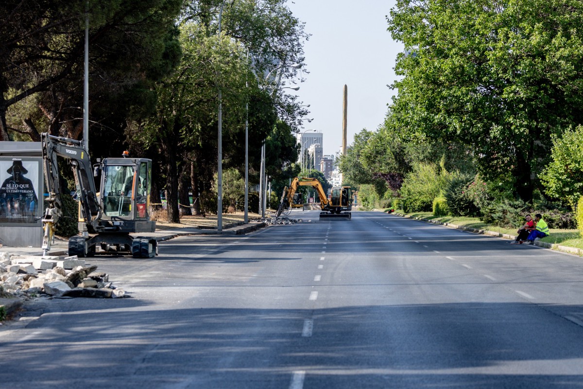 Archivo - Dos obreros trabajan durante el inicio de la segunda fase de las obras de Parque Castellana, a 4 de agosto de 2025, en Madrid