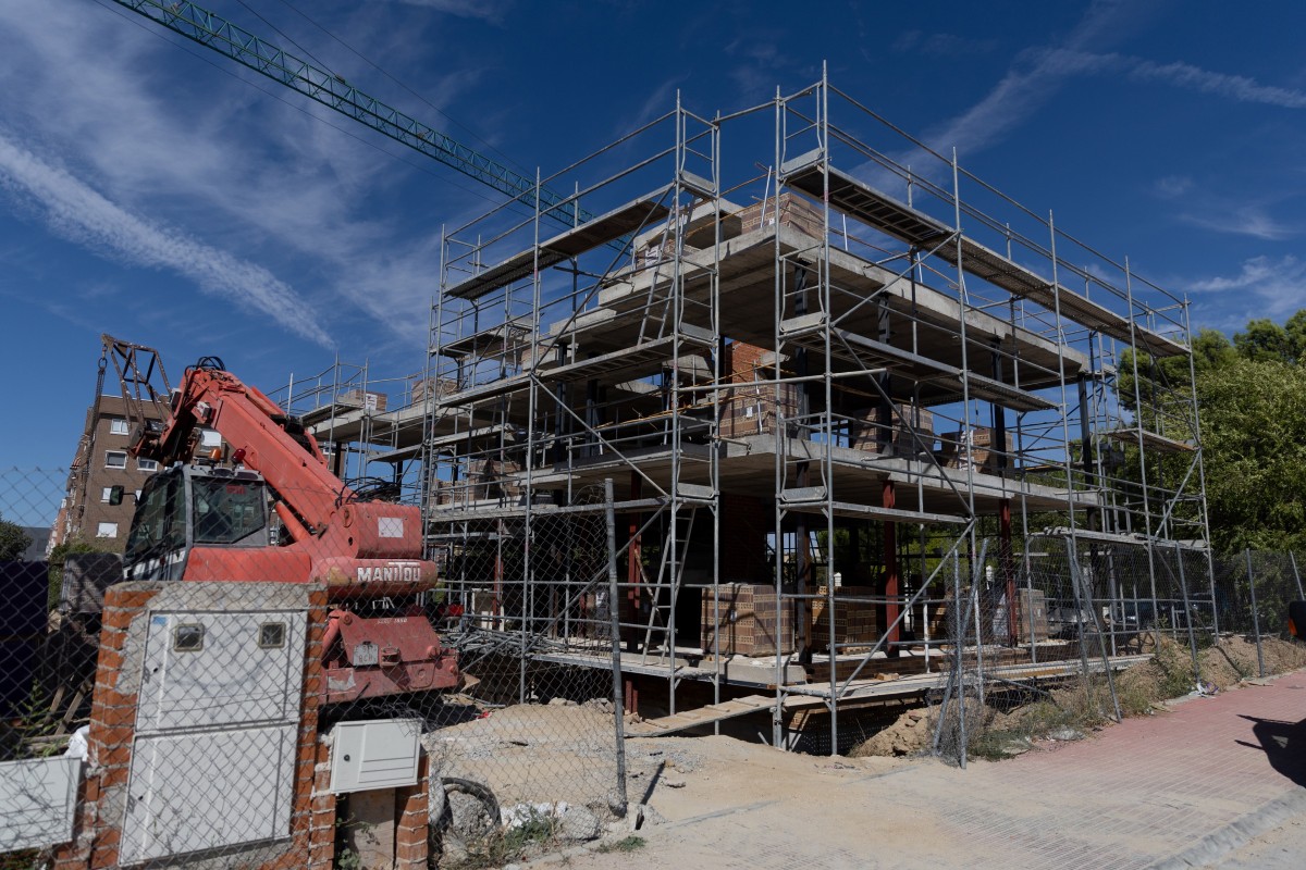 Archivo - Vista general de las obras de vivienda nueva, a 6 de septiembre de 2024, en Madrid