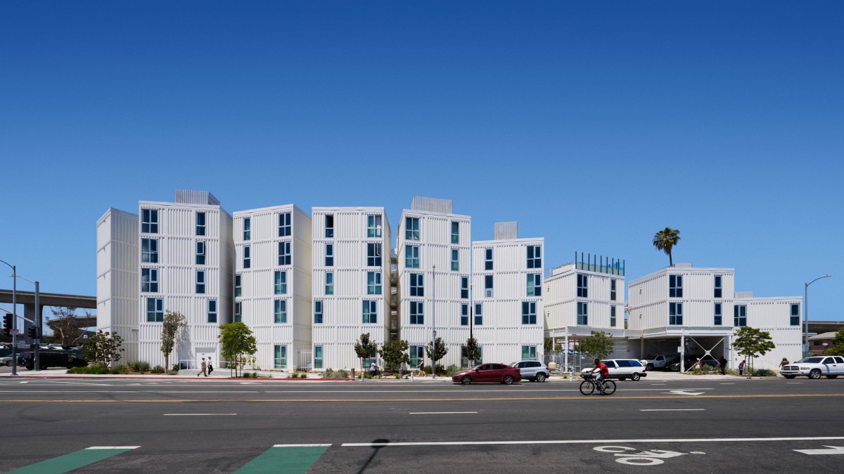 Las diversas torres que conforman el complejo varían de altura, de dos a cinco plantas, para adaptarse al contexto del barrio y a las vistas de la autopista.