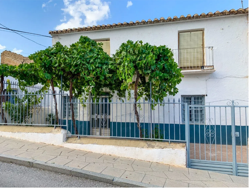 Chalet independiente en Baza por 30.000 euros