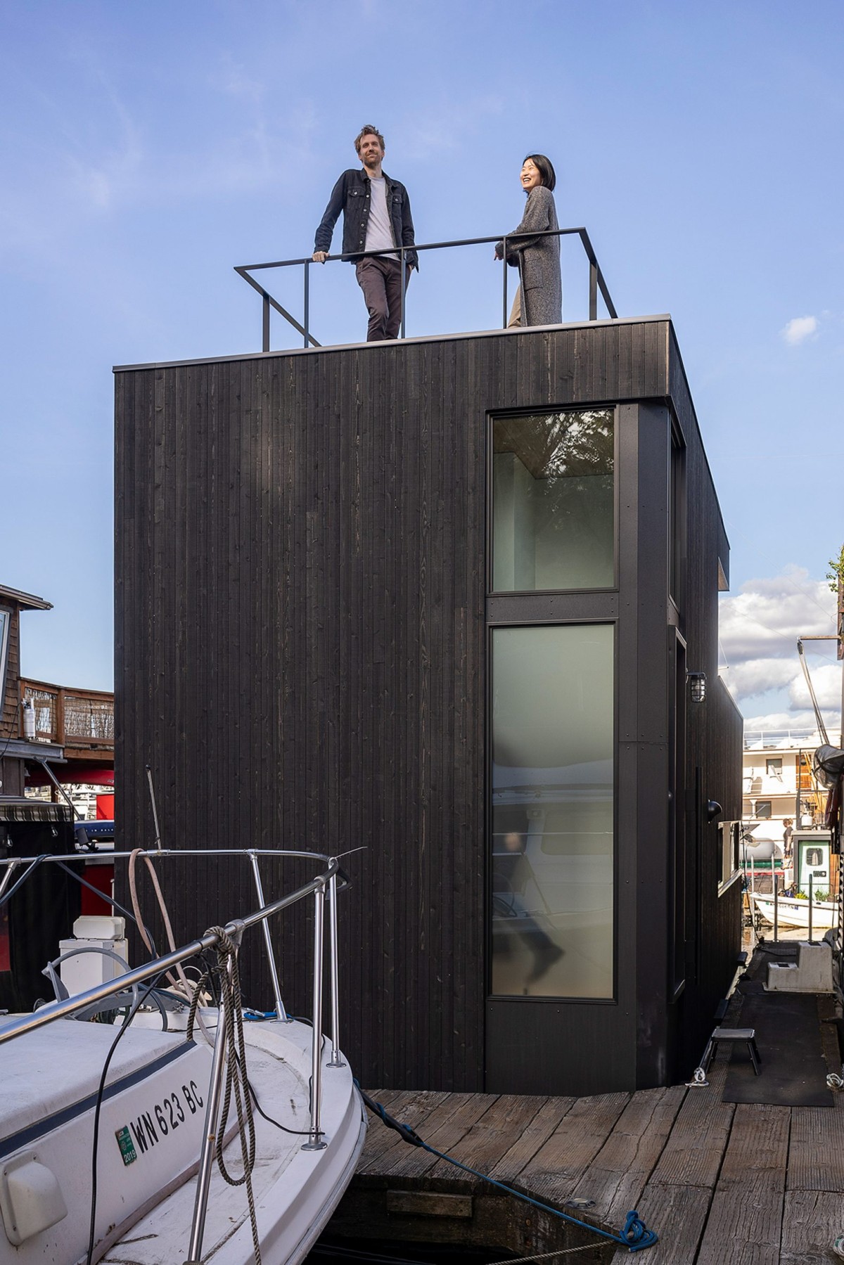 La casa flotante debía respetar las dimensiones originales del casco (unos 12 metros de largo por 3,7 de ancho), lo que supuso un desafío de diseño.