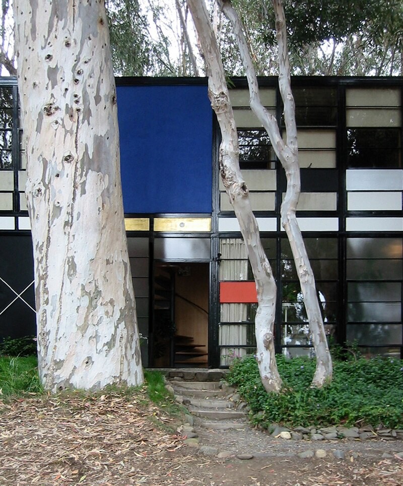 La entrada se compone de recuadros de vidrio y colores con clara influencia del artista plástico Mondrian.