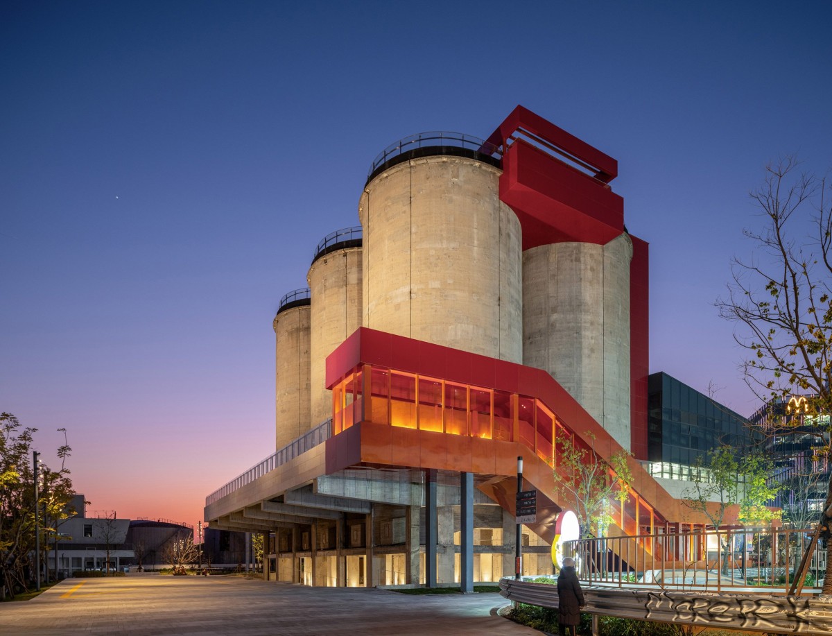 Los silos originales son uno de los elementos más destacados del conjunto, conviertiéndose en espacios de ocio y deporte.
