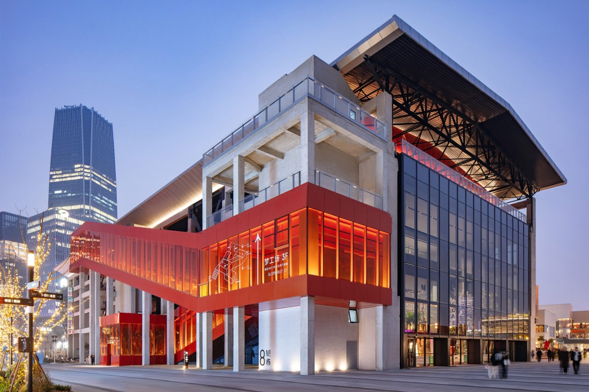 El edificio M Factory, lugar de una antigua planta de cemento, se erige como el corazón del nuevo distrito.