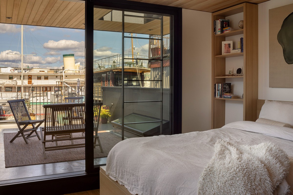 En la planta superior se encuentra un dormitorio compacto, equipado con armarios empotrados y acceso directo a una terraza privada.