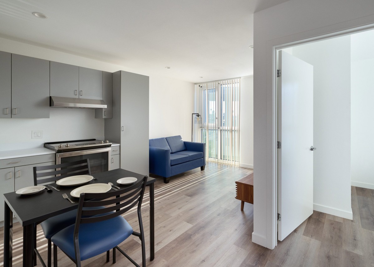 Las viviendas, totalmente equipadas, cuentan con interiores sencillos y funcionales, con paredes de yeso y suelos vinílicos imitación madera.