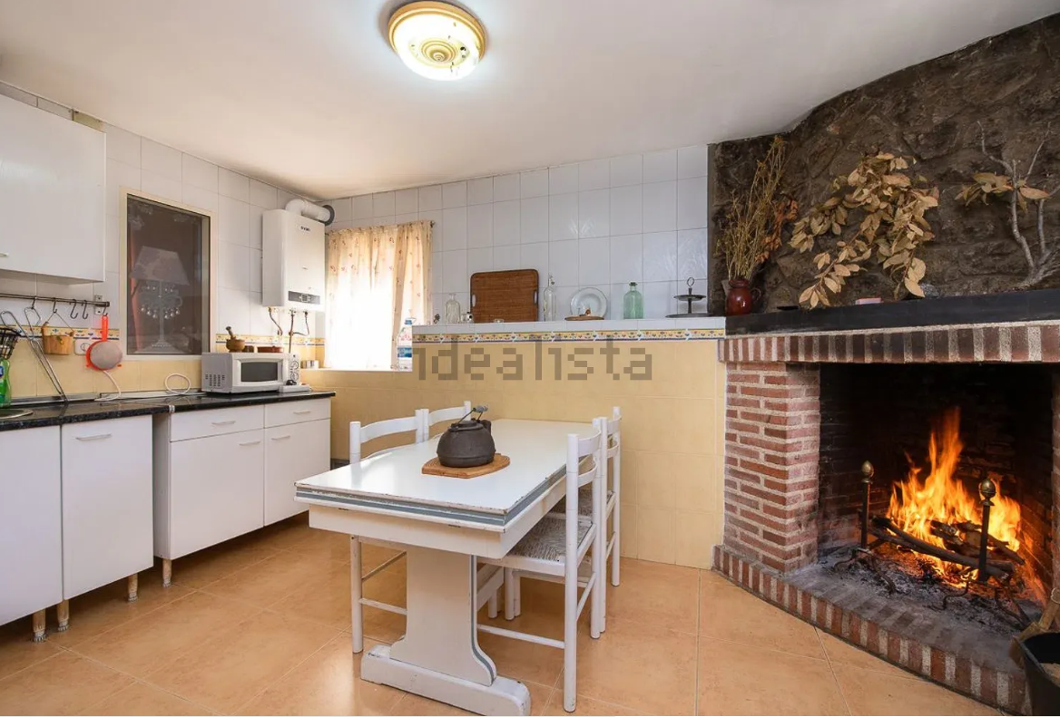 Santa María de la Alameda se vende por 103.000 euros un chalet con chimenea de dos plantas