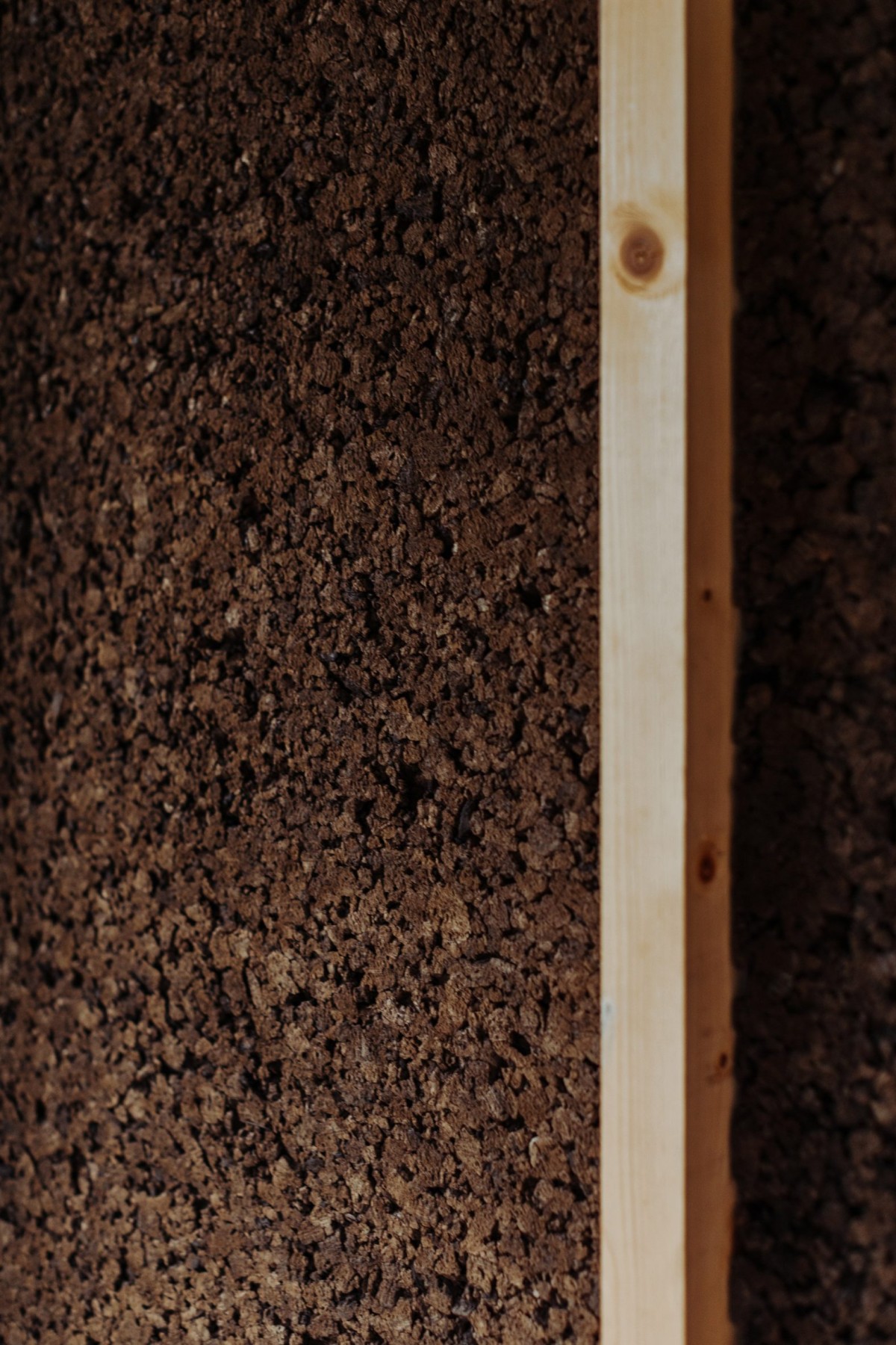 Las paredes cuentan con un aislamiento elaborado con corcho rígido.