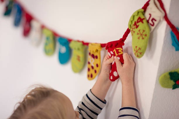 Bolsillos de fieltro cosidos en una guirnalda
