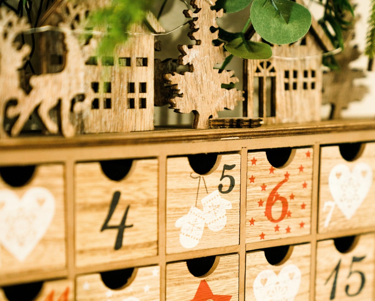 Caja decorada con 24 divisiones