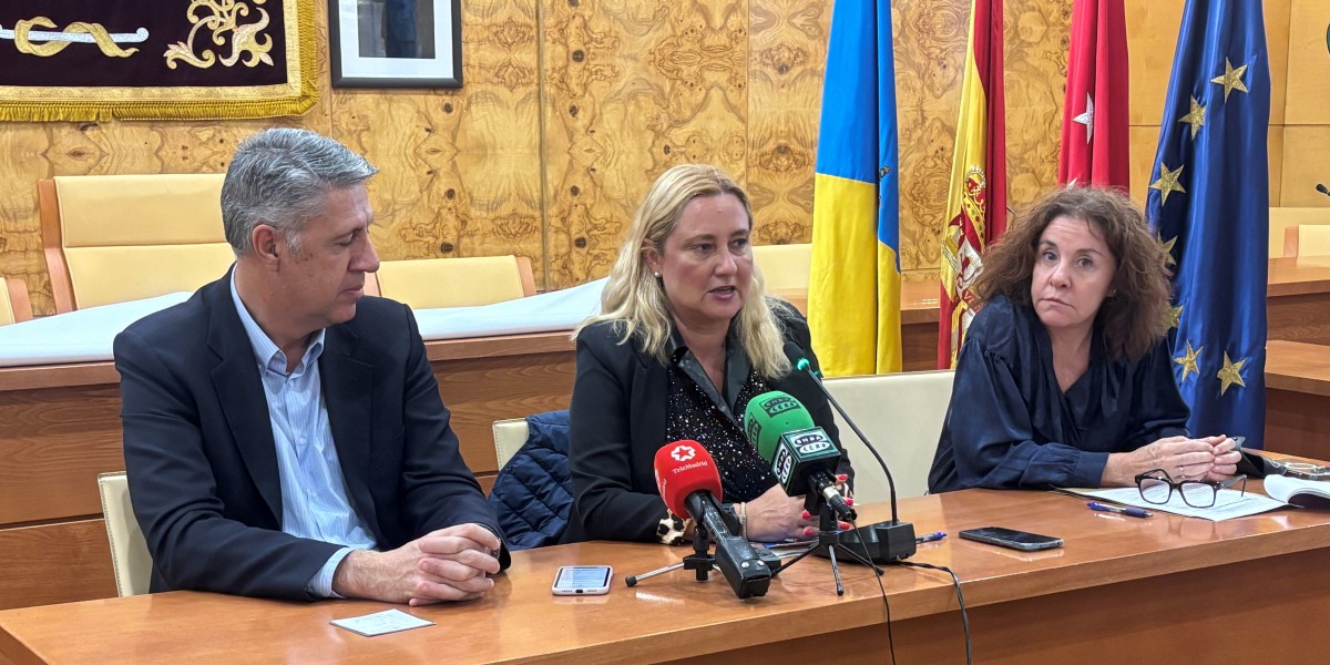 (De izq. a dch.): El alcalde de Badalona, Xavier García Albiol, la alcaldesa de Torrelodones, Almudena Negro, y la concejal de Hacienda del municipio, Concha Pastor
