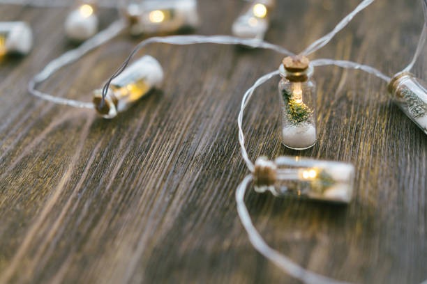 Frascos de cristal con caramelos y luces dentro