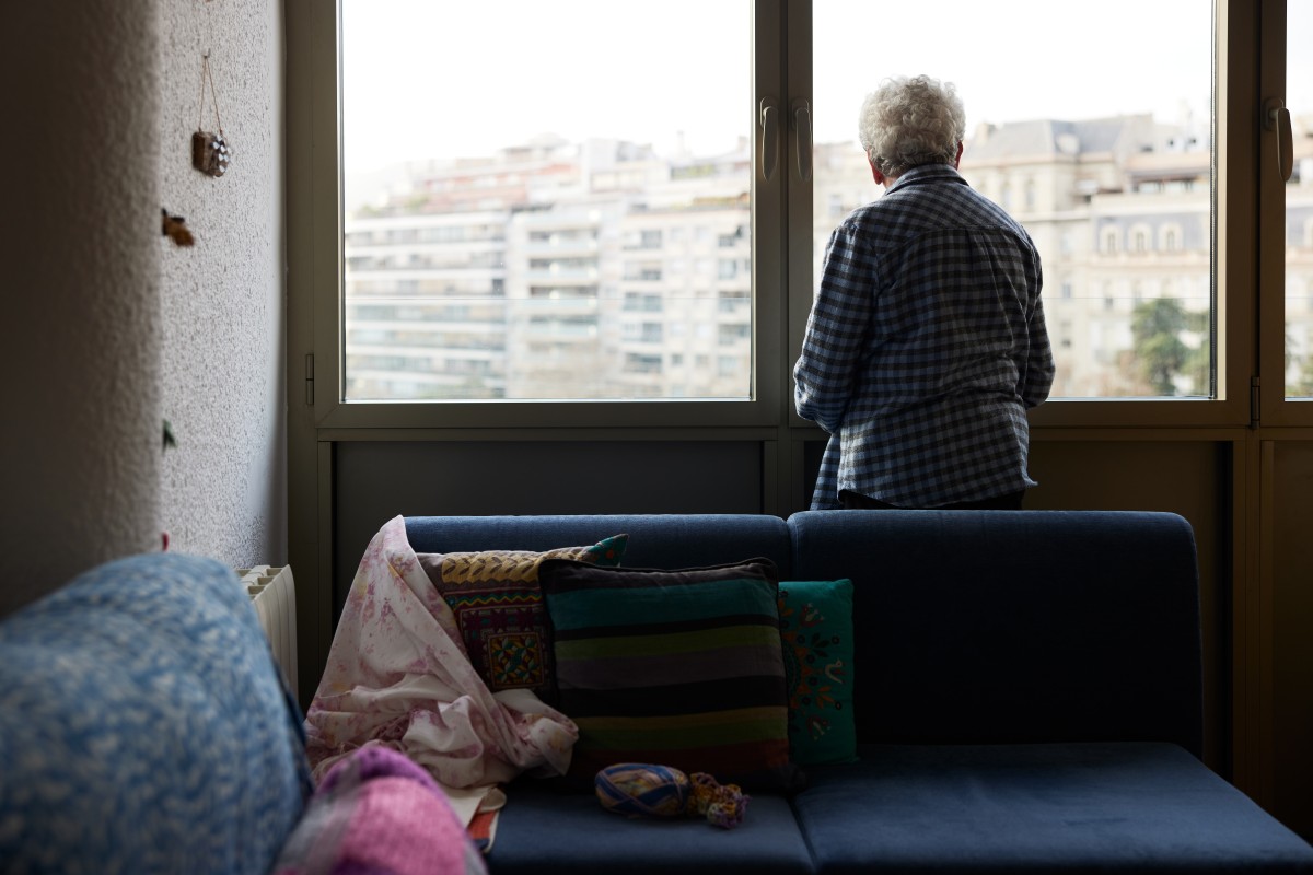 Anciana mirando por la ventana