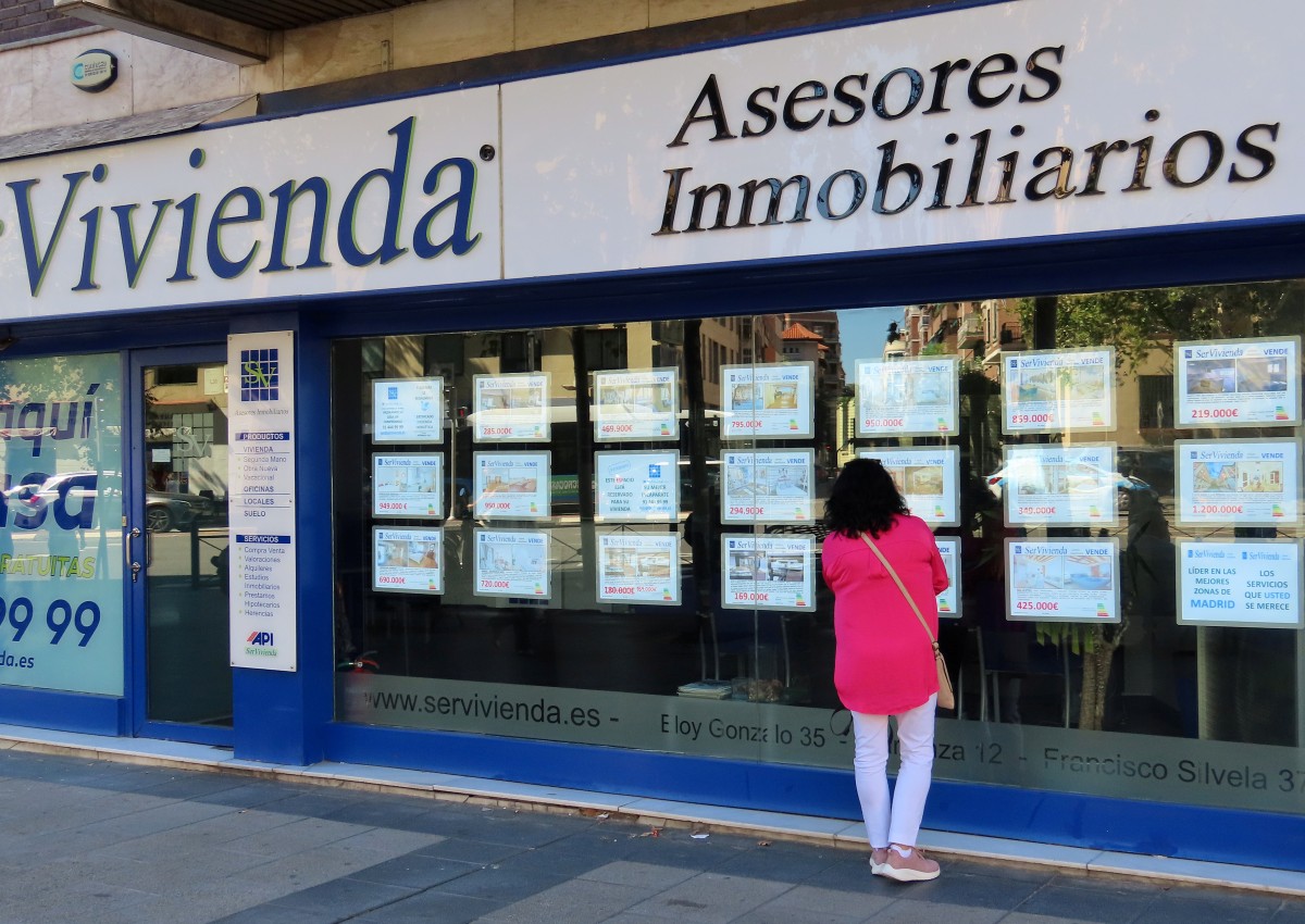 Escaparate de una agencia inmobiliaria