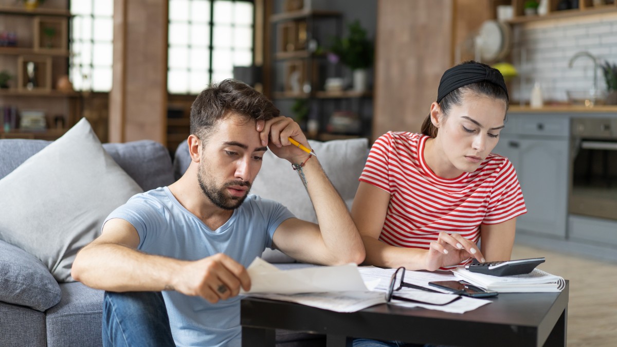 Jóvenes mirando documentación